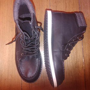 Boys old navy hightops - new